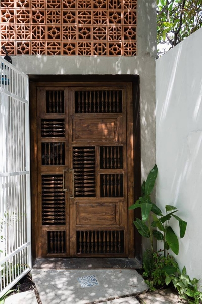 Cửa chính hoàn toàn bằng gỗ mang âm hưởng những ngôi nhà xưa, gợi nhớ một thời vàng son hoài cổ.